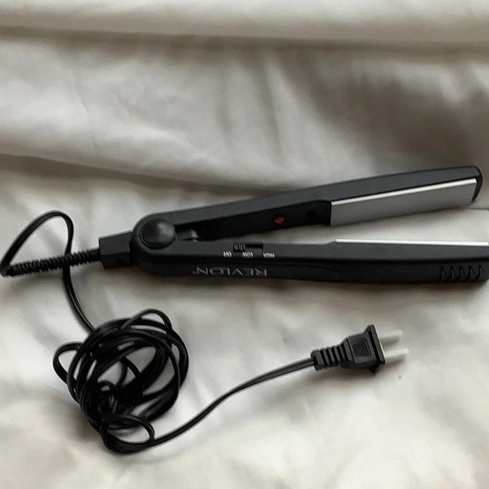 Revlon Flat Iron Straight Iron NEW WITHOUT BOX